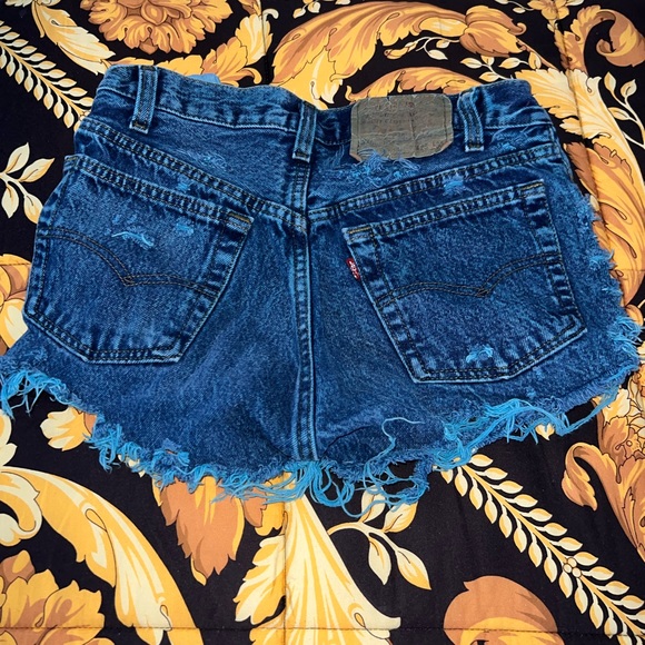 Levi’s Deconstructed Booty Shorts - Picture 2 of 2